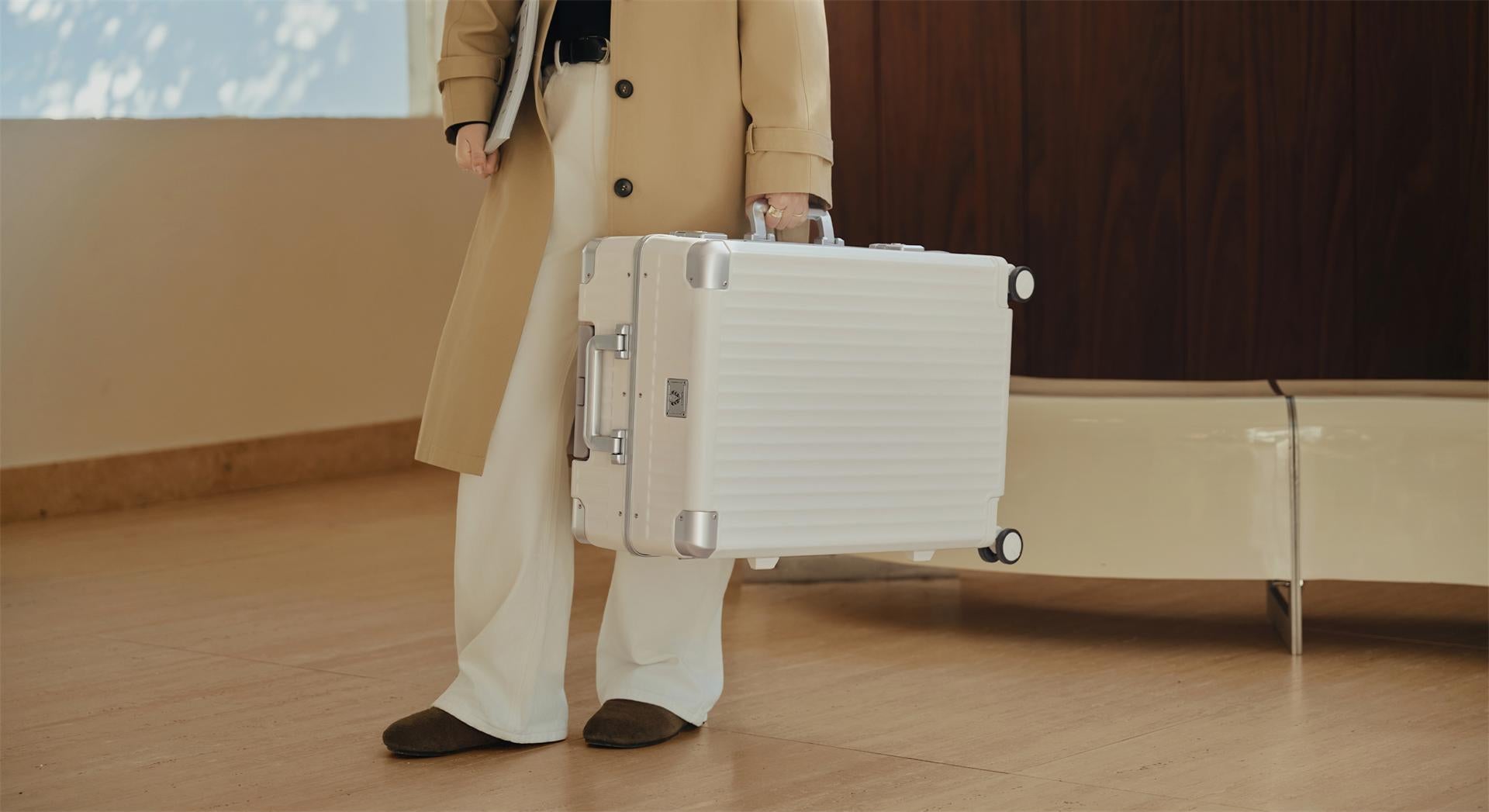 Roaming Aluminum Frame zipperless luggage pink product detail 1